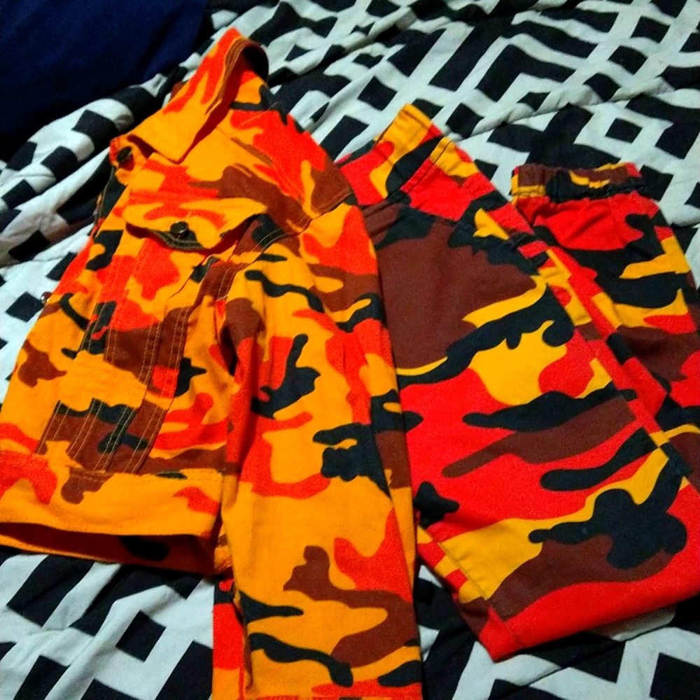 Cropped jacket and jogger pant outfit. Urban style